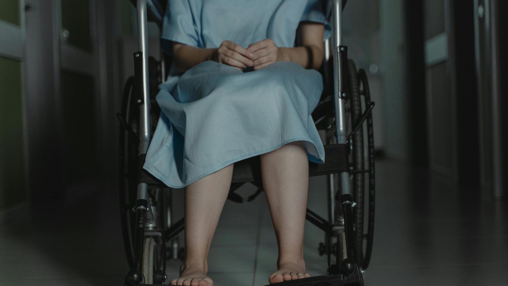 Imagen de una enferma con silla de ruedas en un hospital.