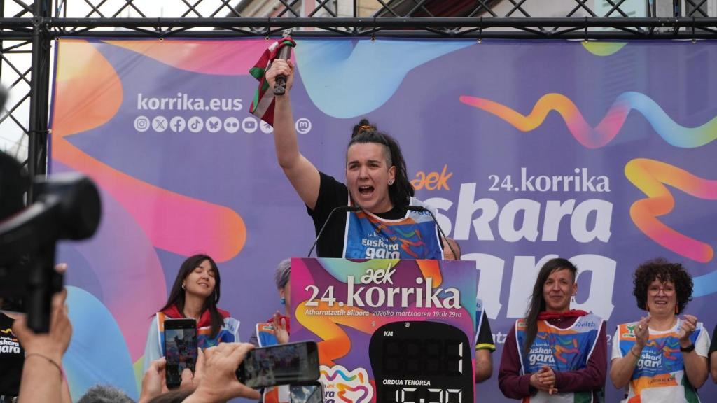 Ane Elordi, con el testigo de la Korrika.