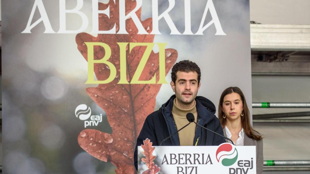El responsable del Área de Ordenación del Territorio, Javi Ollo (i), y la responsable de Euskara y Cultura del Consejo Nacional de Euzko Gaztedi, Maider Irujo (d), presentan el mitin y el manifiesto del PNV con motivo del Aberri Eguna (Día de la Patria Vasca) de 2026
