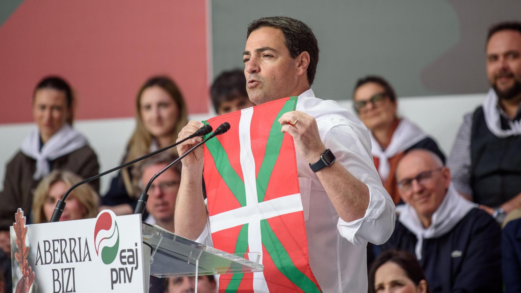El lehendakari, Imanol Pradales, durante su intervención el Aberri Eguna (Día de la Patria Vasca) este domingo en Bilbao