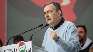 El presidente del PNV, Aitor Esteban (d), durante su interención el Aberri Eguna (Día de la Patria Vasca) este domingo en Bilbao