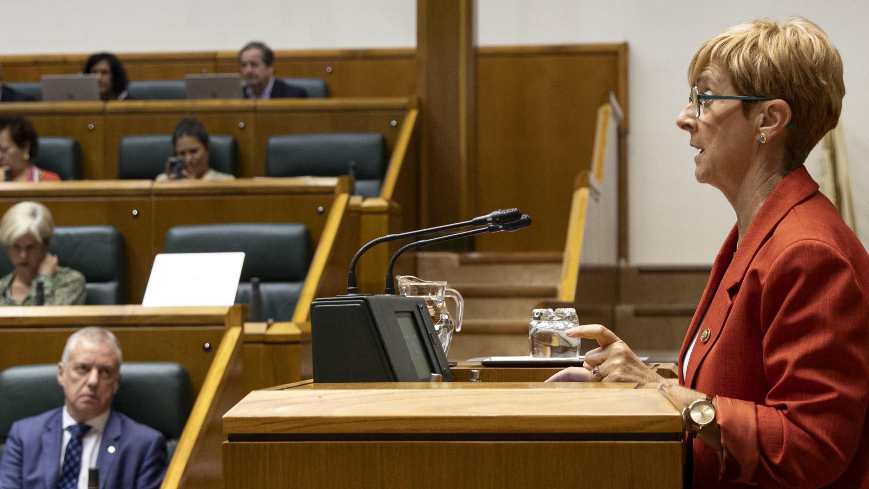 La anterior consejera industrial, Arantxa Tapia, con Urkullu de fondo en el Parlamento Vasco