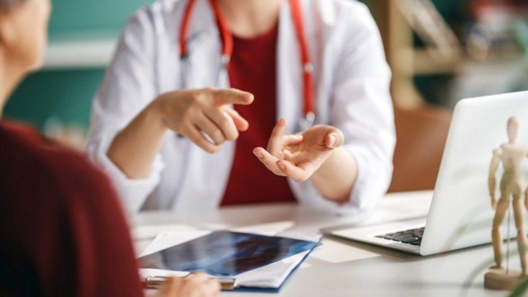 Una doctora con una paciente