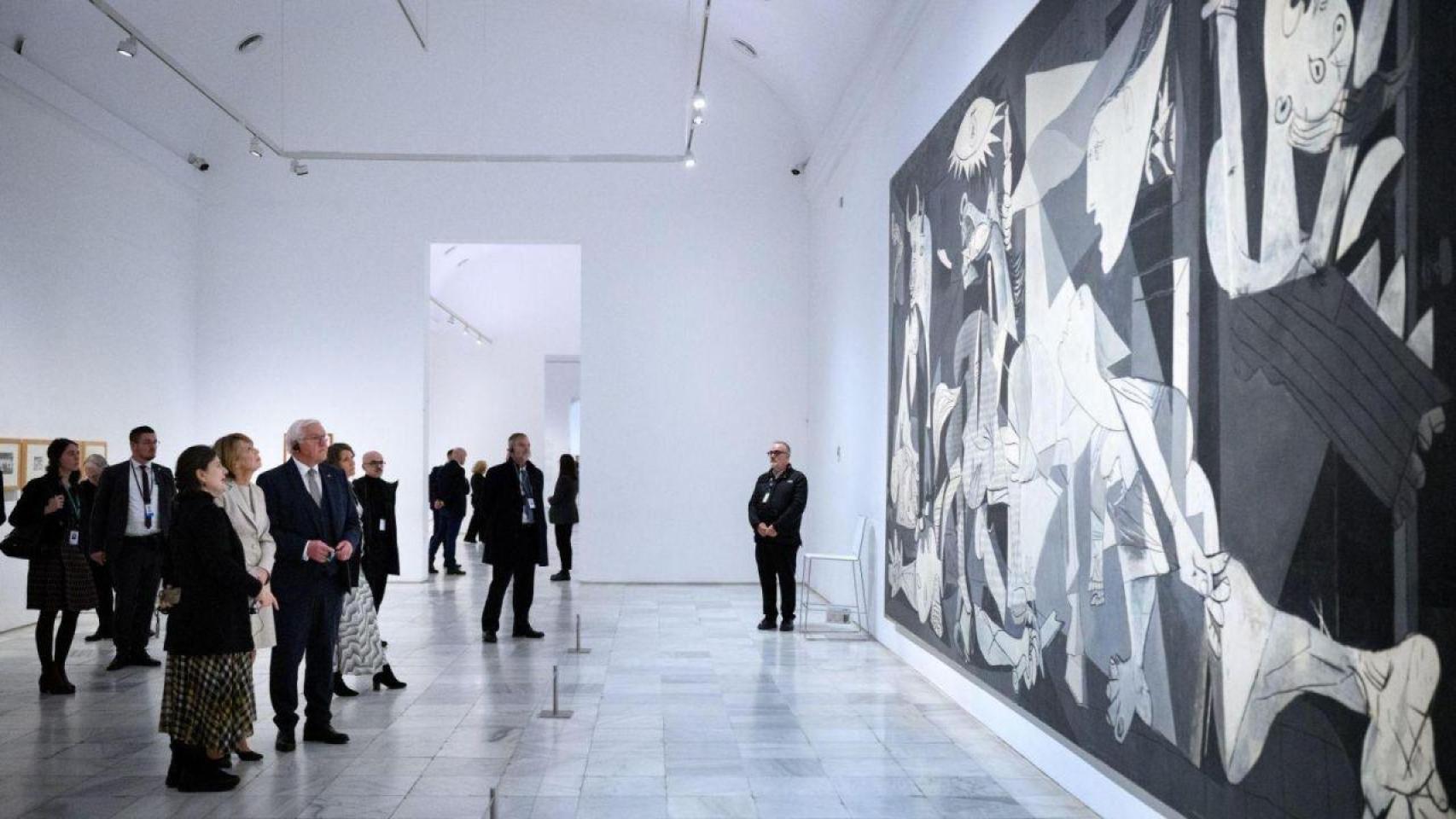 El presidente alemán Frank-Walter Steinmeier (tercero por la izquierda) y su esposa Elke Buedenbender (segunda por la izquierda) visitaron el Museo Nacional Centro de Arte Reina Sofía y contemplaban el cuadro Guernica de Pablo Picasso