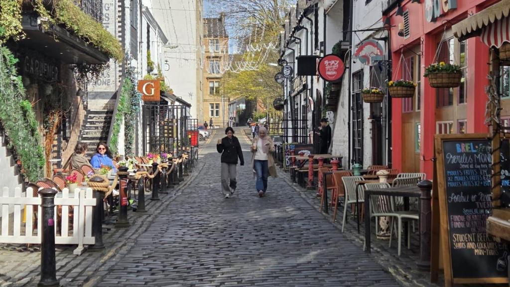 Pese a ser una calle de muy pocos metros de longitud, la empedrada Ashton Lane es junto con Hidden