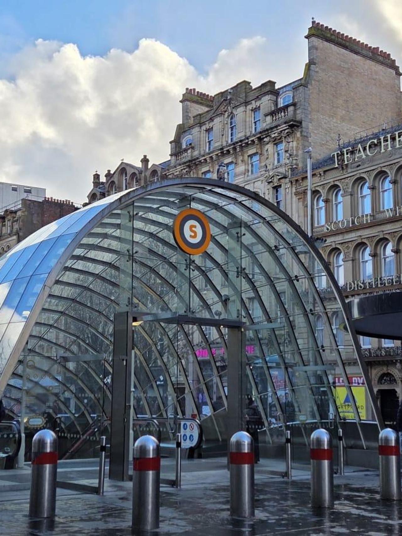 Mucho más antiguo que el de Bilbao, el metro de Glasgow solo tiene una línea circular que pasa por el West End. Los vagones originales pueden verse en el museo del transporte. Al igual que en la actualidad, en 1896 ya tenían el color naranja que le ha granjeado el apodo de la naranja mecánica. Aunque los accesos guardan similitudes con los de Bilbao, no fueron diseñados por el mismo arquitecto