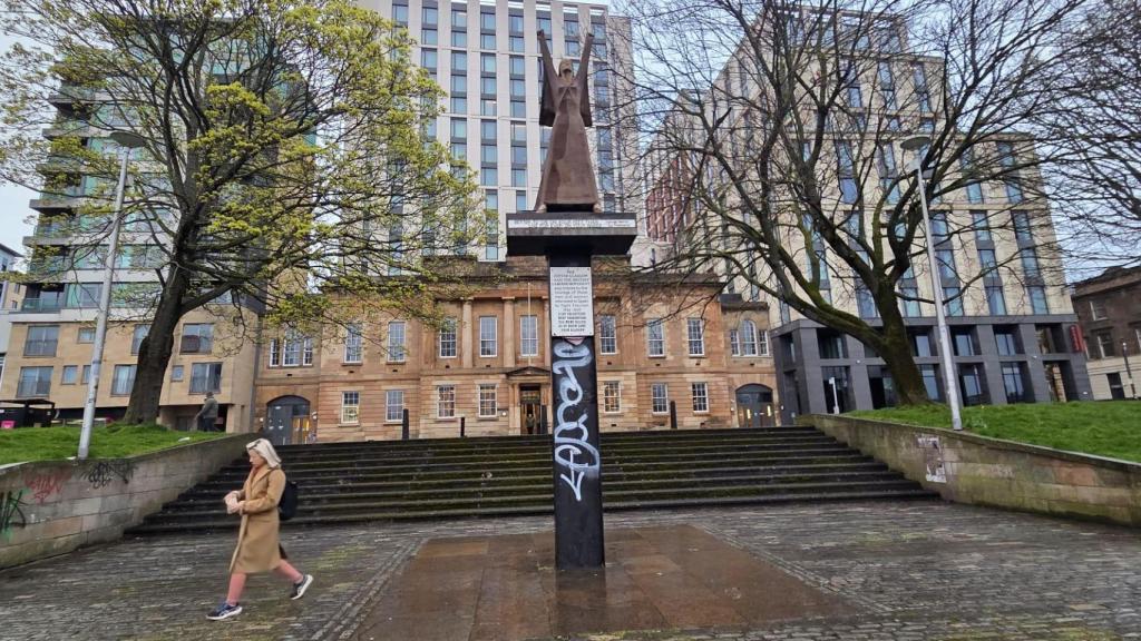 Más de dos mil voluntarios británicos lucharon en España contra el fascismo. La cuarta parte de los brigadistas murieron, entre ellos 66 de Glasgow. Del reclutamiento se encargó Dolores Ibárruri en persona. Su estatua en el muelle Custom House, a orillas del río Clyde y financiada por los sindicatos, suele portar camisetas del Athletic que evitan ocultar la leyenda que bajo los pies de la Pasionaria recuerda la frase que popularizó: Más vale morir de pie que morir de rodillas