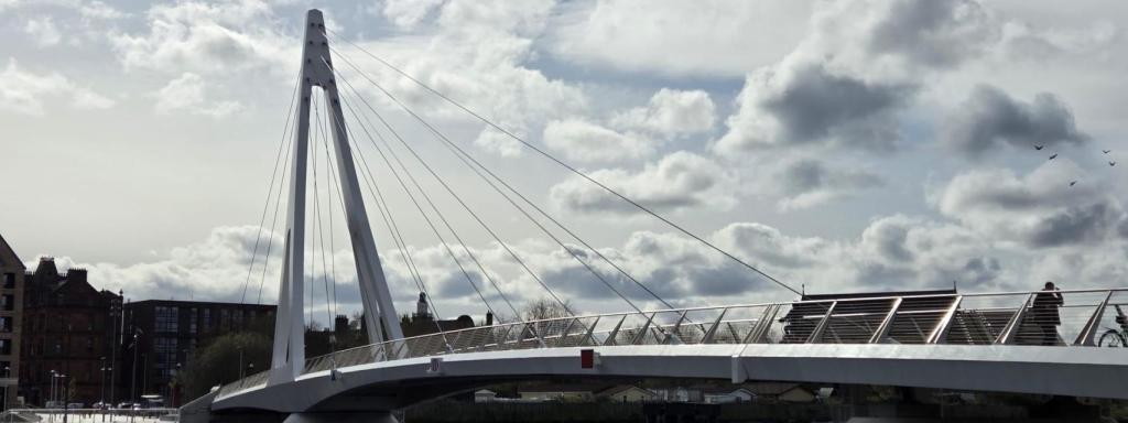 El puente construido en 1988 debe su nombre al fabricante de whisky Bell’s and Son, que aportó el dinero que faltaba para su finalización