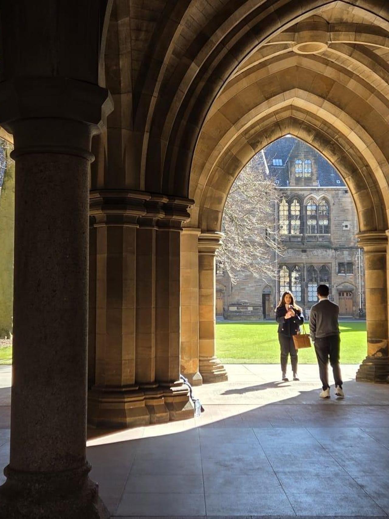 Los impresionantes arcos góticos conectan los patios y el salón de actos, donde se celebran las ceremonias de graduación