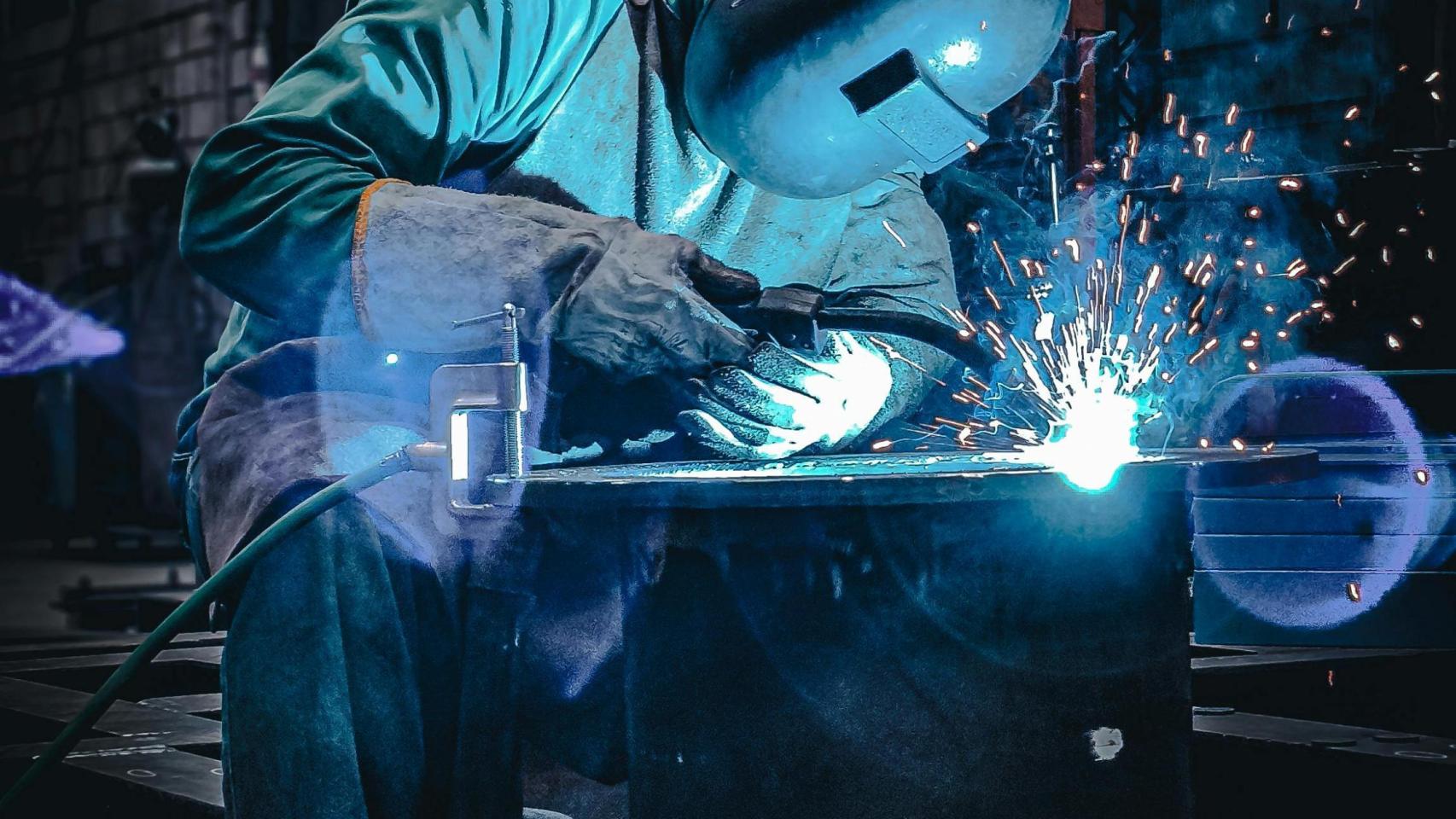 Imagen de archivo de un trabajador del metal