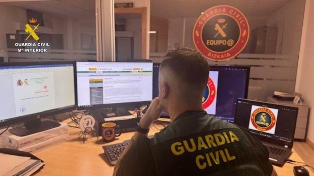 La Guardia Civil de Bizkaia investiga a tres personas por estafas a través de internet