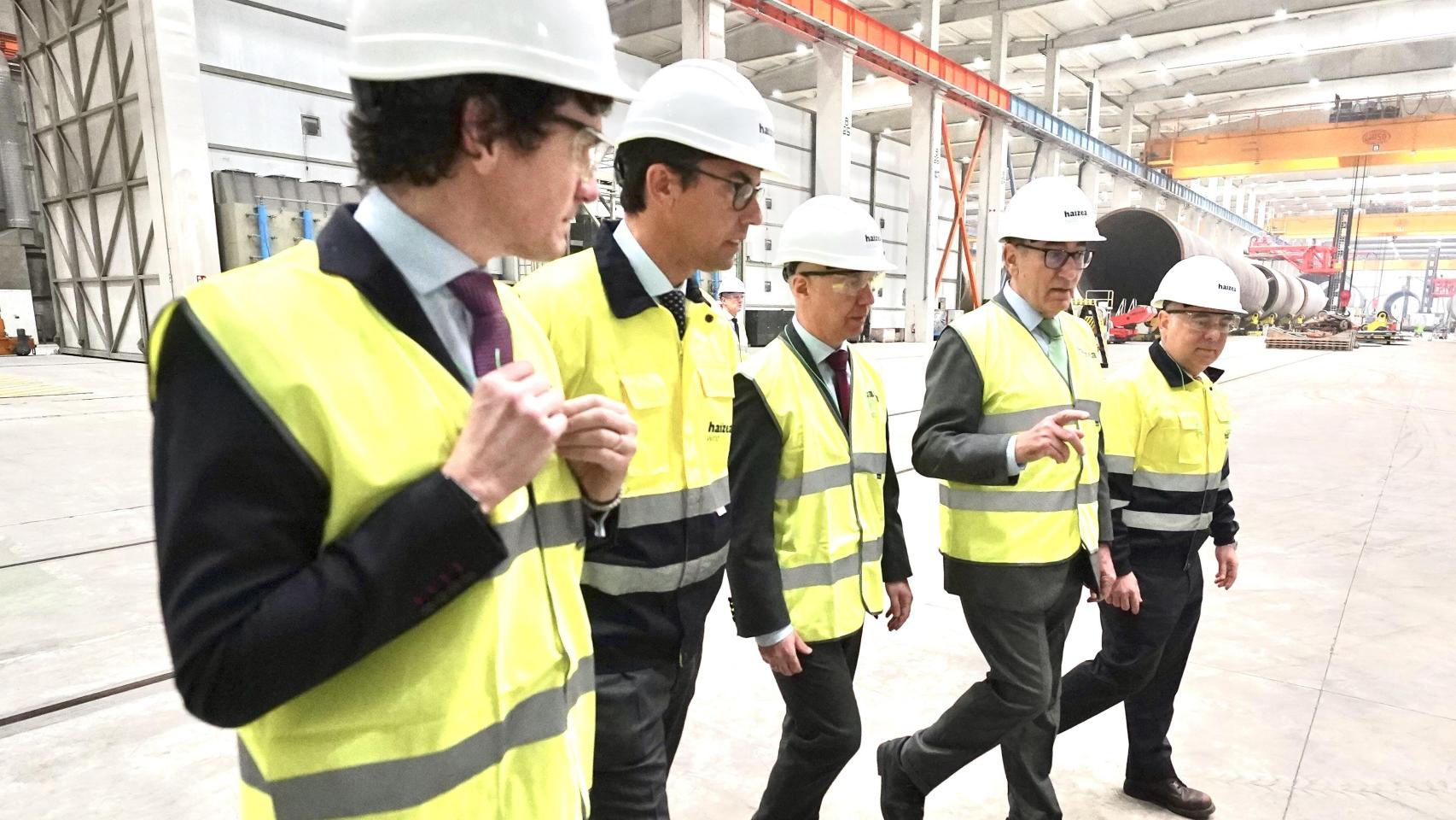 Unai Rementeria, presidente de BBK, charla con Ignacio Sánchez Galán, de Iberdrola, en una visita a Haizea Wind en su etapa de diputado general de Bizkaia / H. Bilbao E. Press