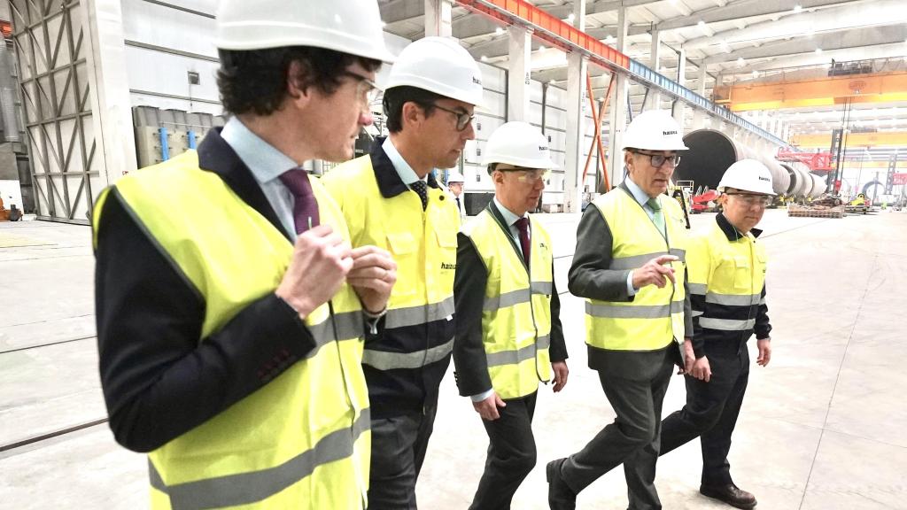 Unai Rementeria, presidente de BBK, charla con Ignacio Sánchez Galán, de Iberdrola, en una visita a Haizea Wind en su etapa de diputado general de Bizkaia / H. Bilbao E. Press
