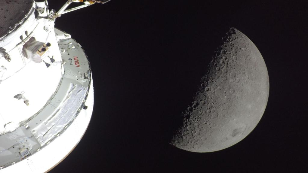 La histórica misión Artemis II vuelve a la Tierra tras ver la cara oculta de la Luna.