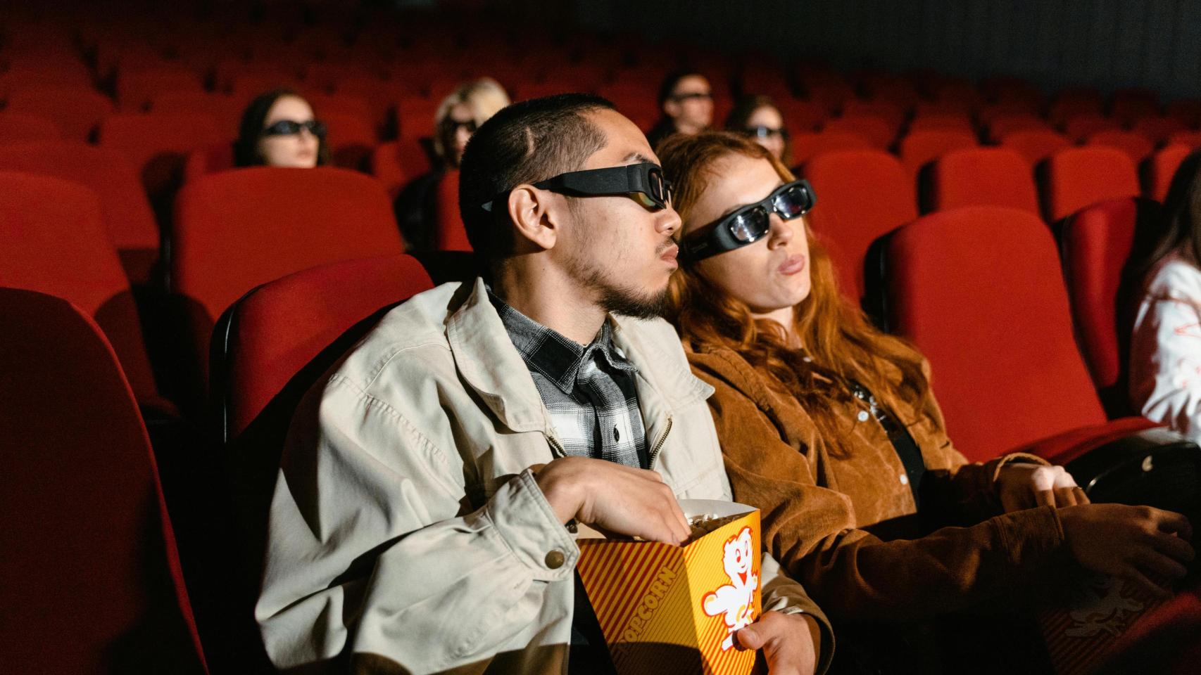 Espectadores en una sala de cine en una imagen de archivo