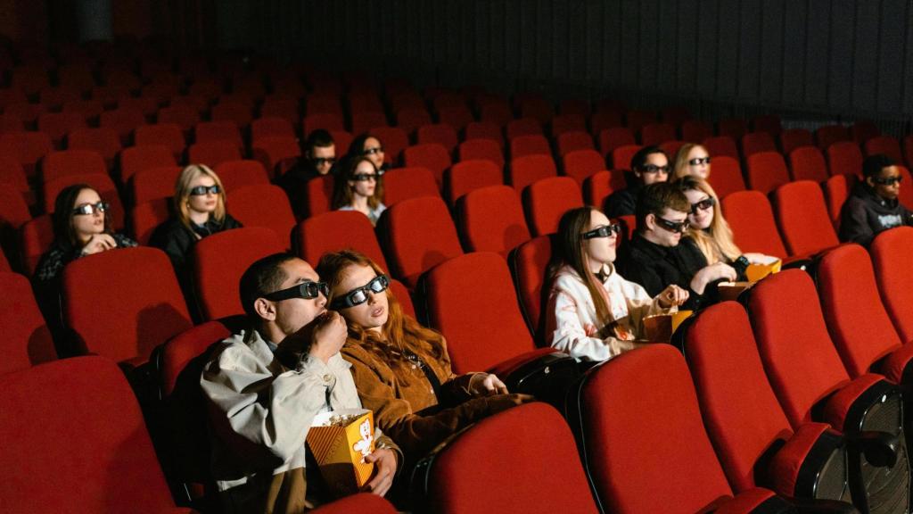 Espectadores en una sala de cine en una imagen de archivo