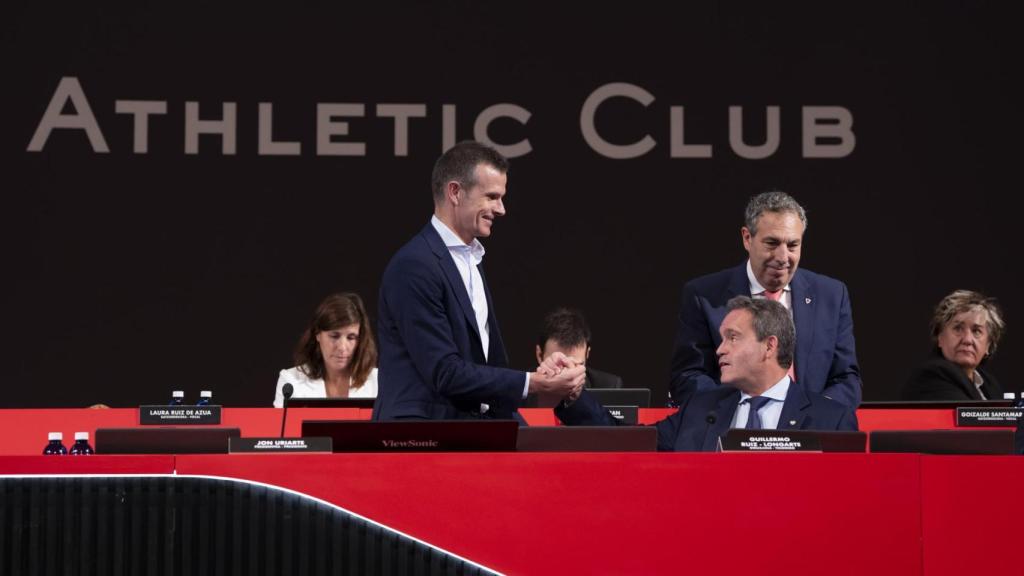 Ruiz-Longarte saluda a Jon Uriarte en una asamblea del Athletic