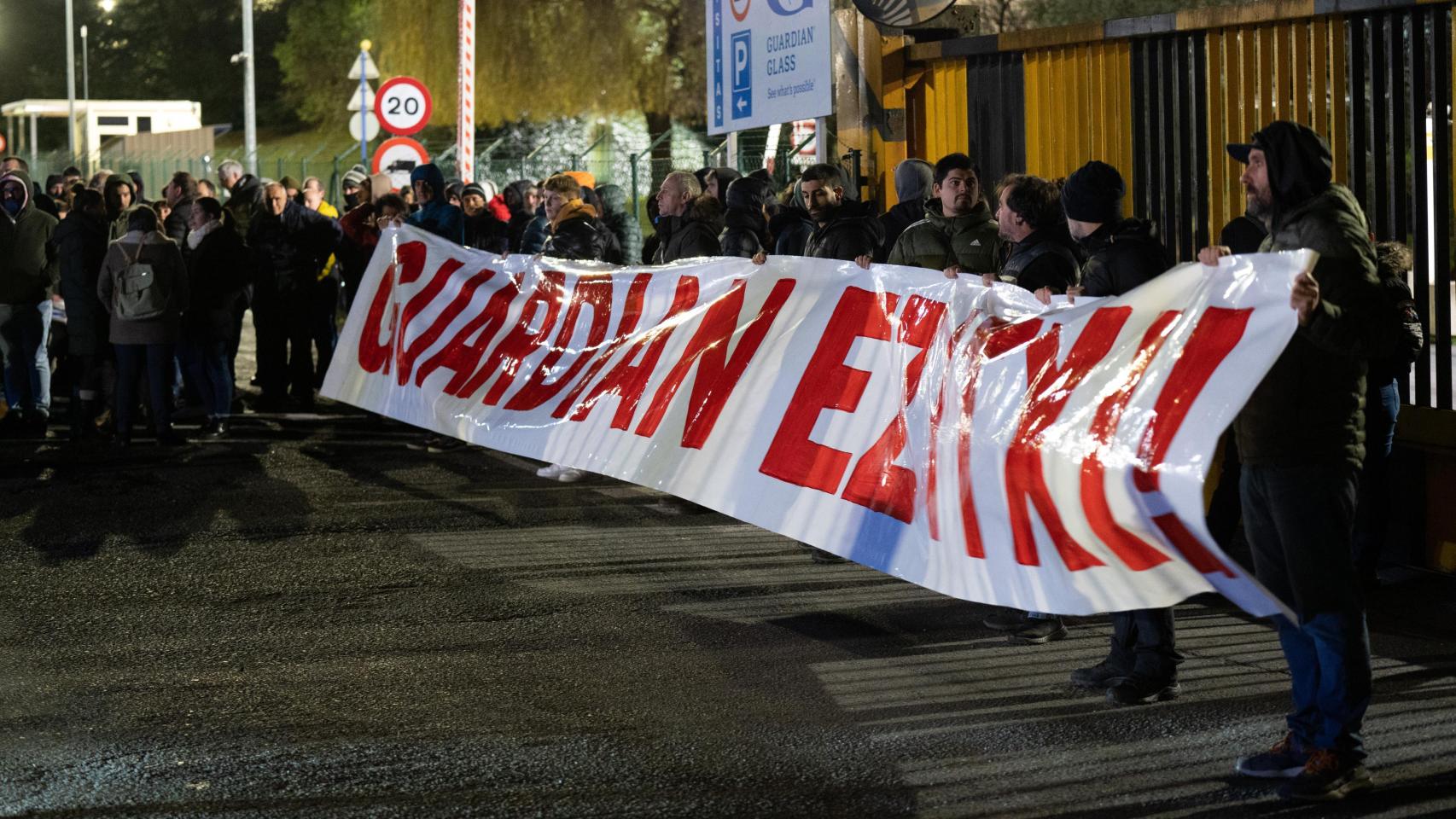 Trabajadores con una pancarta durante la concentración del comité de empresa de Guardian para exigir que no se apagase el horno de la planta alavesa