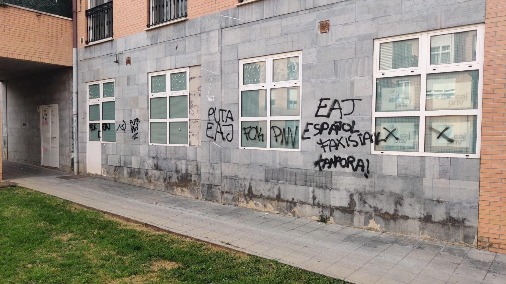 Pintadas contra el PNV en el batzoki de Mendaro