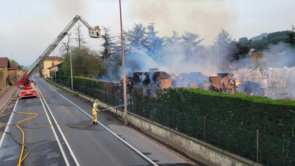 Los bomberos trabajando para extinguir las llamas
