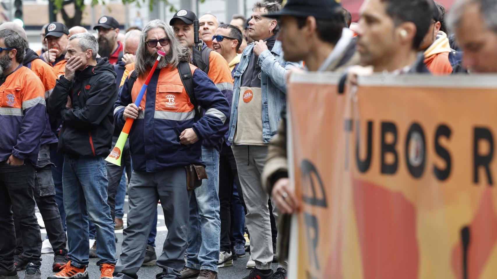 Numerosos trabajadores de Tubos Reunidos en una manifestación este martes en Bilbao contra el Expediente de Regulación de Empleo
