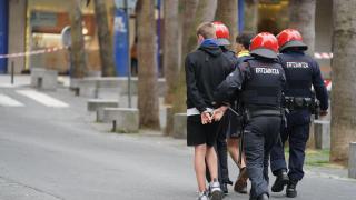 Agentes de la Ertzaintza detienen a un joven en Bizkaia en una imagen de archivo