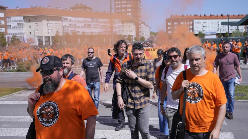 Los miembros de los sindicatos de la empresa Tubos Reunidos a las puertas del Gobierno vasco