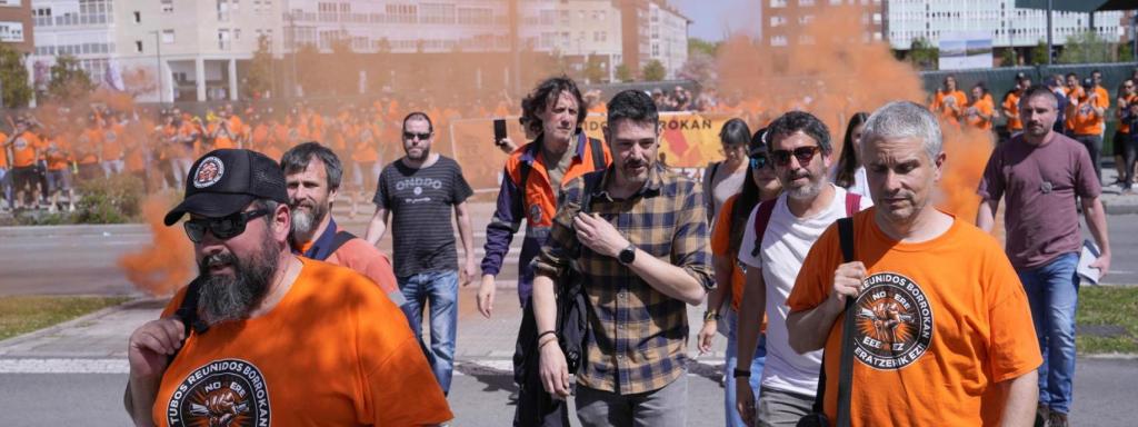 Los miembros de los sindicatos de la empresa Tubos Reunidos a las puertas del Gobierno vasco