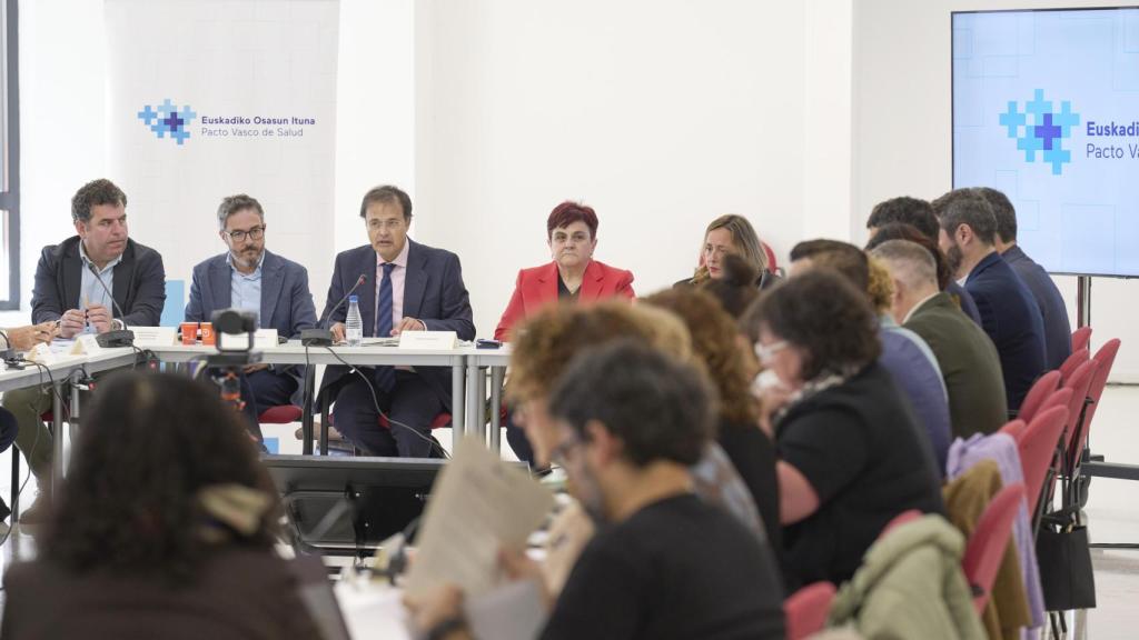 El consejero de Salud, Alberto Martínez, preside la primera reunión de seguimiento del Pacto Vasco de Salud
