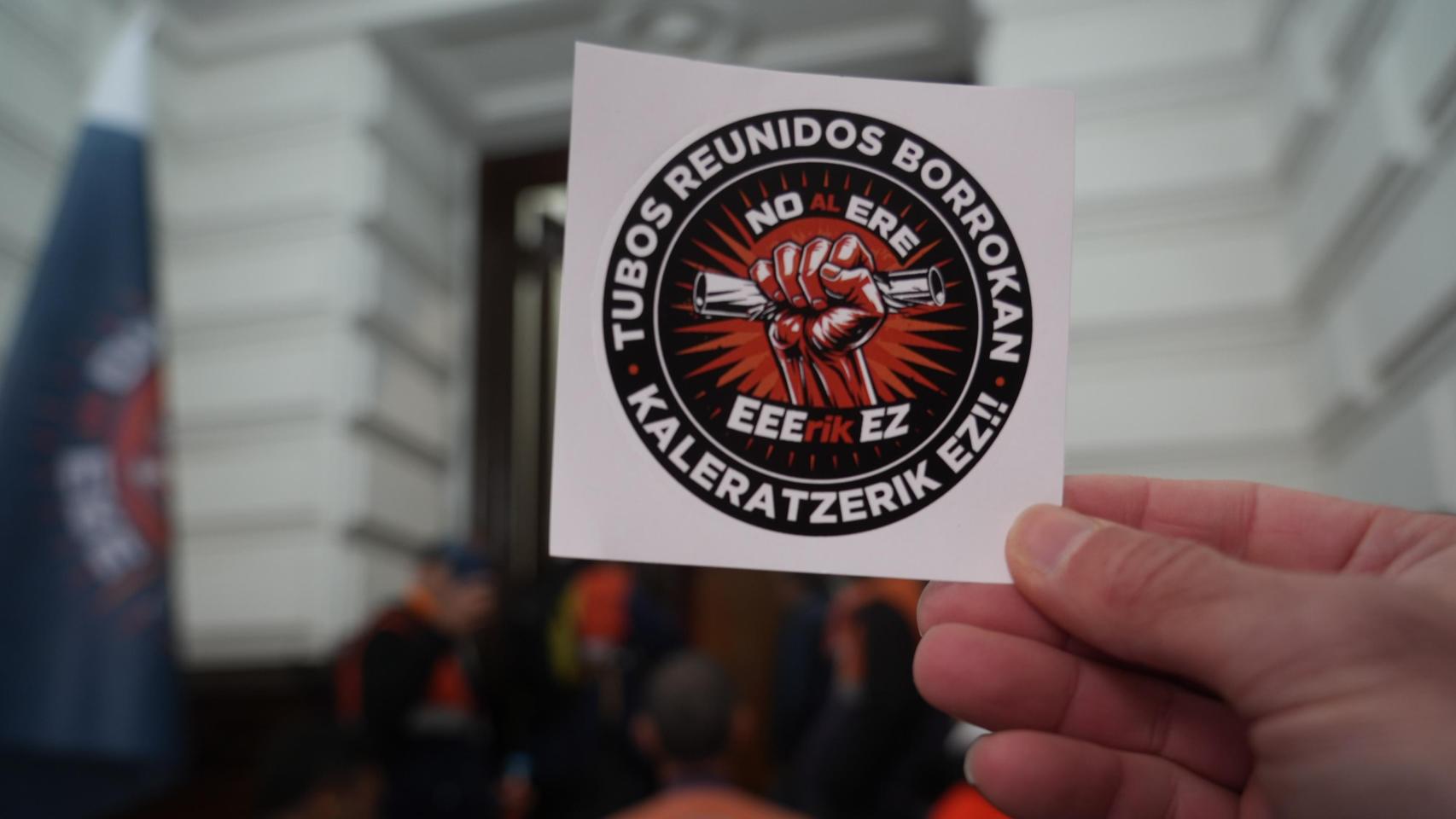 Pegatina en contra del ERE en Tubos Reunidos