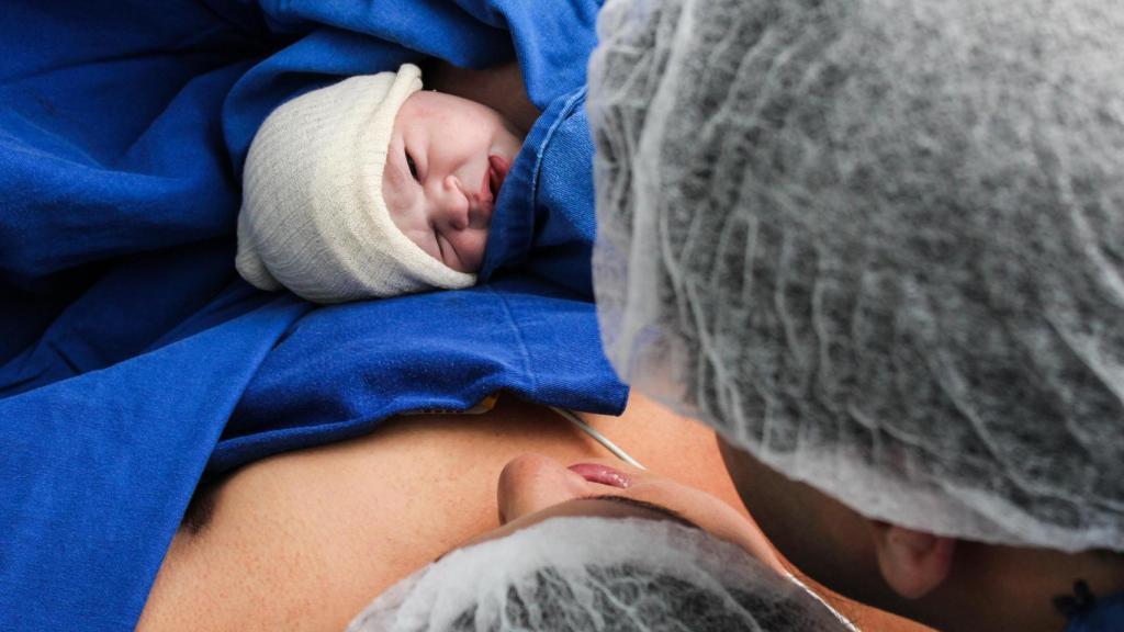 Una madre y su bebé tras el parto