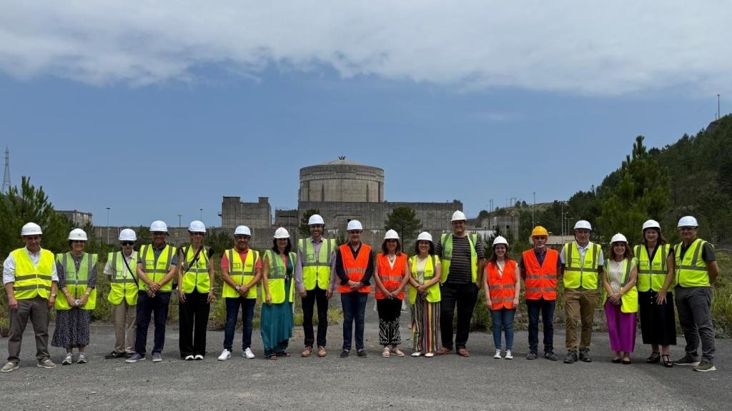 Visita de parlamentarios vascos a la central de Lemoiz