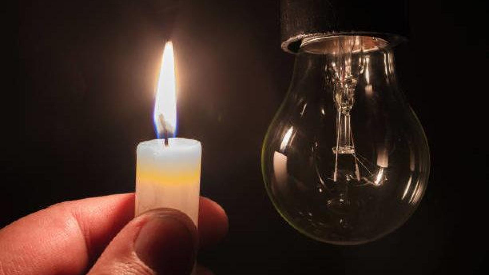 Un hombre se queda sin luz.