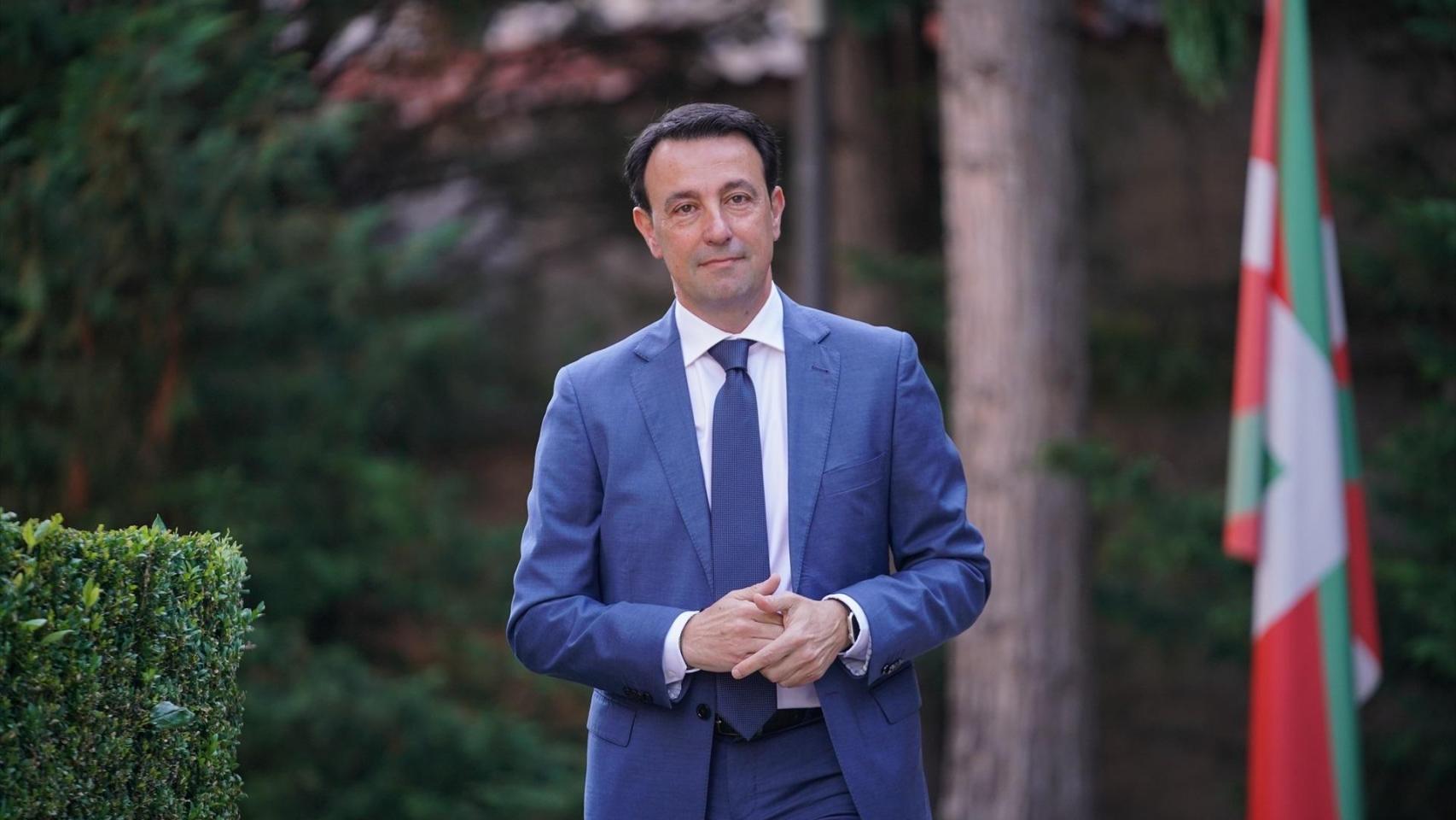 El vicelehendakari Segundo, Consejero de Economía, Trabajo y Empleo, Mikel Torres, a su llegada a la toma de posesión de su cargo en el Gobierno vasco en una foto de archivo
