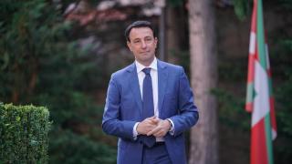 El vicelehendakari Segundo, Consejero de Economía, Trabajo y Empleo, Mikel Torres, a su llegada a la toma de posesión de su cargo en el Gobierno vasco en una foto de archivo
