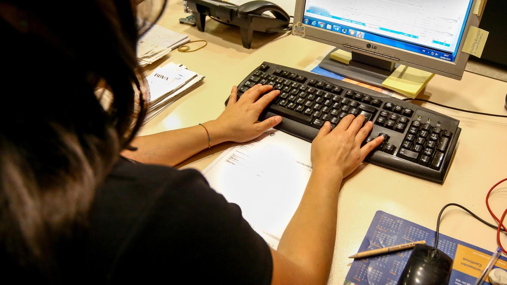 Una trabajadora de oficinas / Europa Press