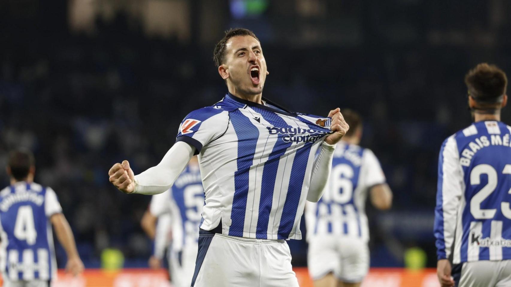 El delantero de la Real Sociedad, Mikel Oyarzabal, celebra un gol de su equipo.