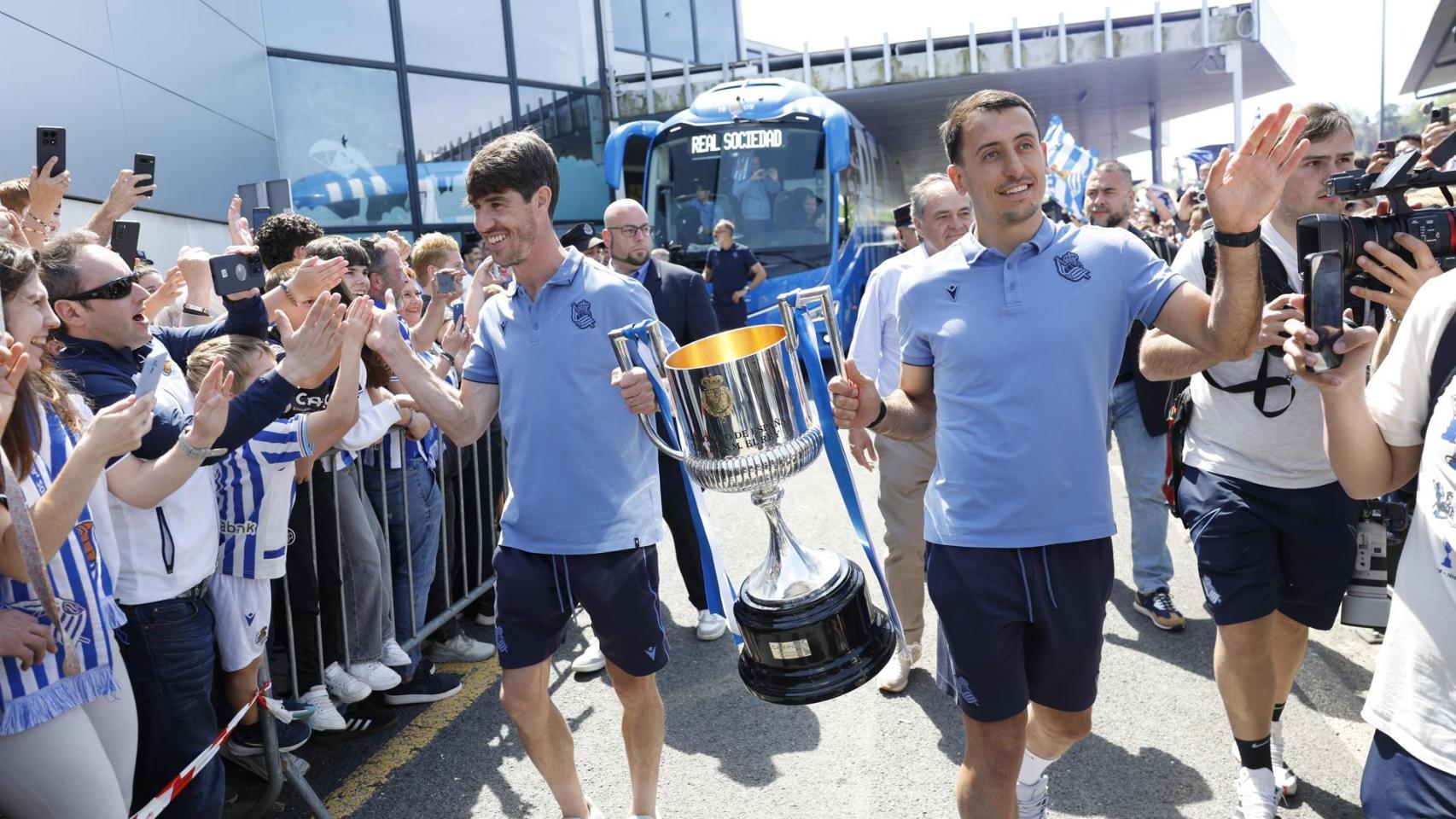 Los capitanes de la Real Sociedad, Aritz Elustondo (i) y Mikel Oyarzabal (d) a su llegada este domingo al aeropuerto de Hondarribia