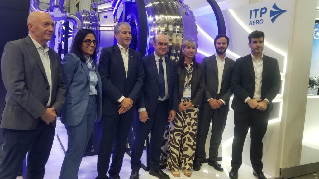 Directivos de ITP Aero junto a miembros del Gobierno vasco en una feria del sector