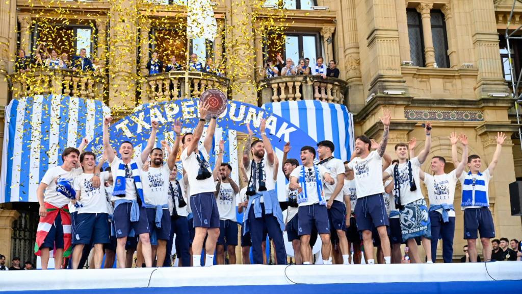 Los futbolistas de la Real Sociedad celebran el triunfo copera ante su afición.