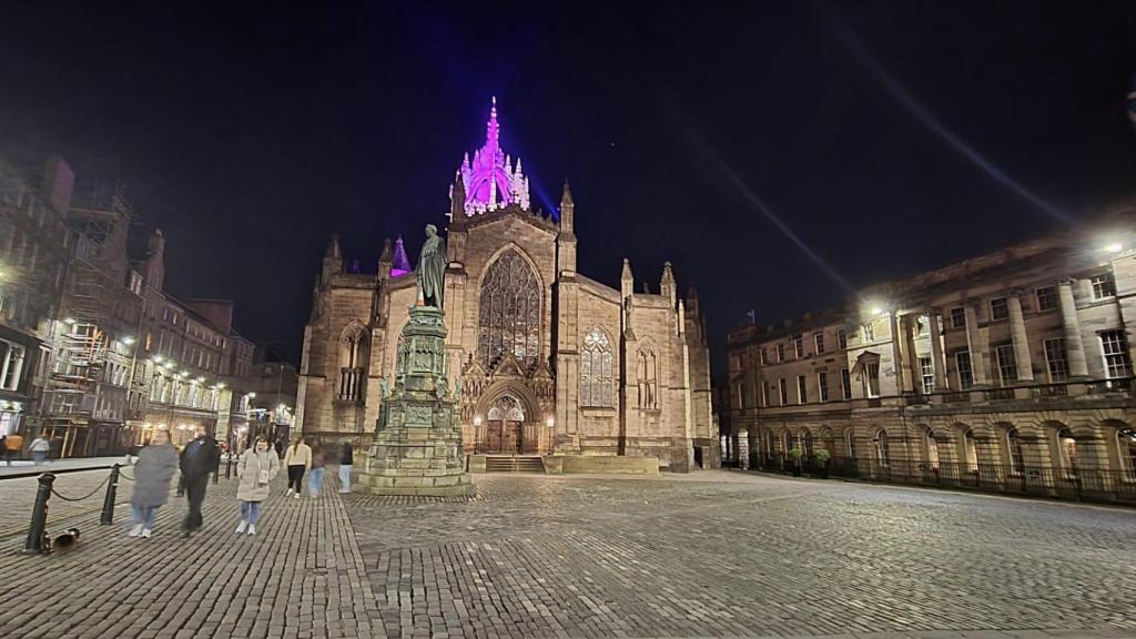 En la Royal Mile, una calle que recorrerás docenas de veces descubriendo novedades en cada una de ellas, se encuentra la Catedral de Saint Giles, a medio camino entre Castle Rock y Holyroodhouse