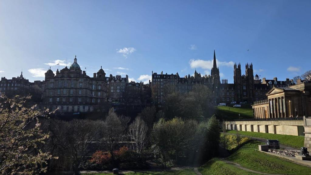 En medio de los jardines más visitados de la ciudad, se encuentra la Galería Nacional de Escocia