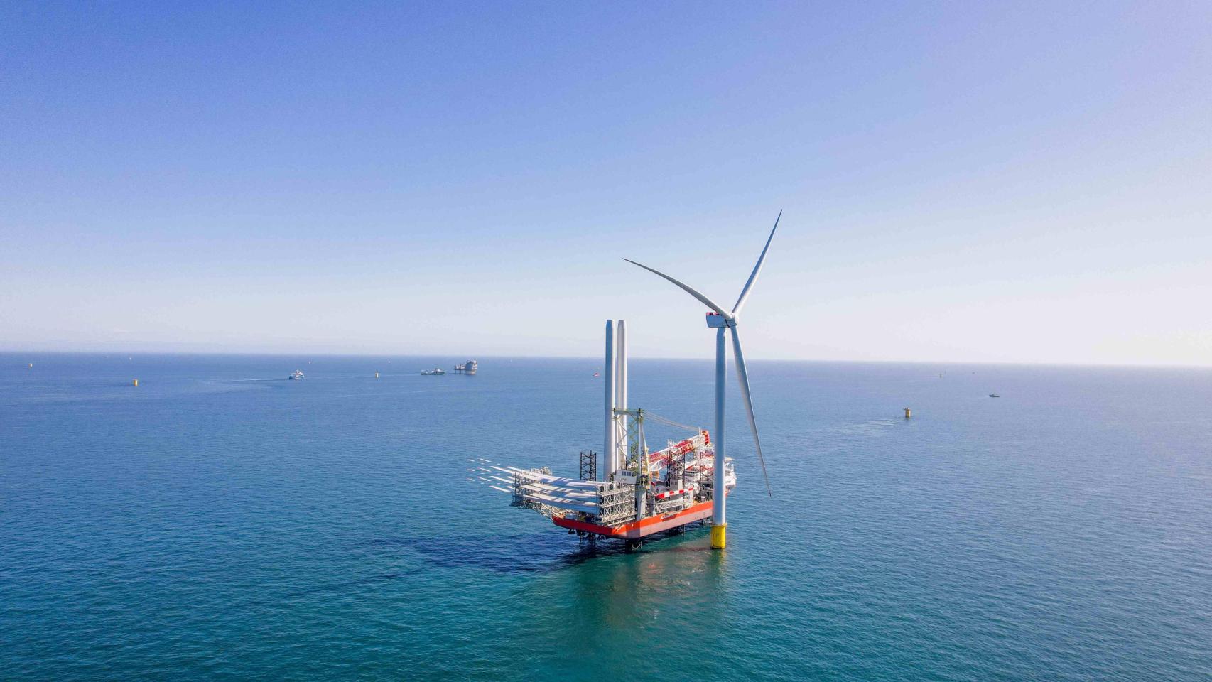 Primera turbina del parque East Anglia Three de Iberdrola