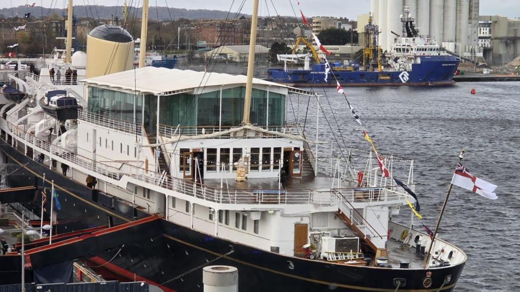 Durante la visita, hagan un ejercicio de agudeza visual intentando localizar alguna foto del príncipe Andrés y fíjense en que todos los relojes señalan la hora en la que Isabel II descendió del barco por última vez