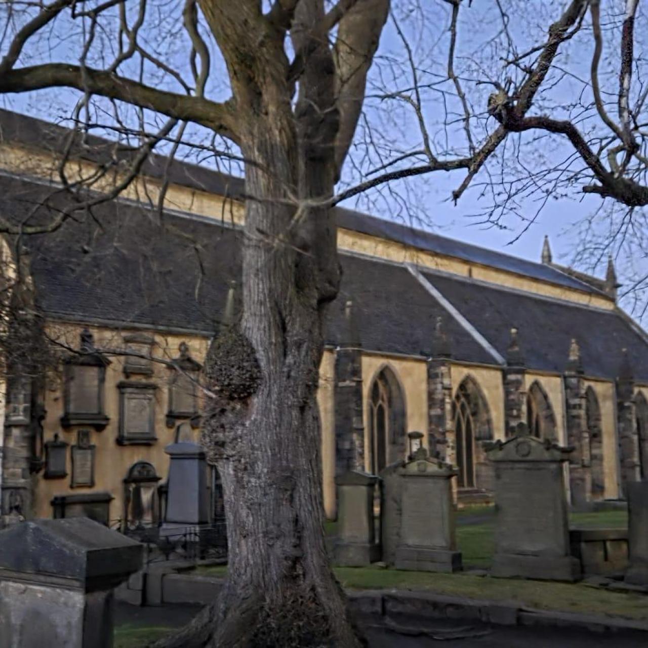 En la iglesia situada en el centro del cementerio se firmó el pacto que defendía la independencia religiosa de Escocia. A pocos pasos la prisión, primer campo de concentración que se considera embrujado y que ha facilitado que la de Edimburgo sea la única universidad que tiene un departamento de parapsicología