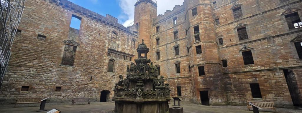 Las escenas de la prisión de Wentworth se rodaron en el Palacio, junto al que se encuentra la curiosa iglesia de St. Michael y su pequeño cementerio