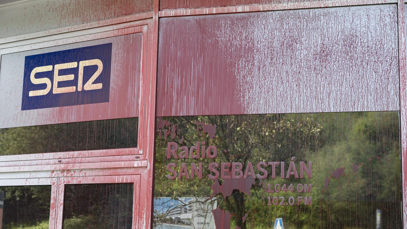 Sede de la Cadena Ser en San Sebastián atacada con pintura roja por Jarki