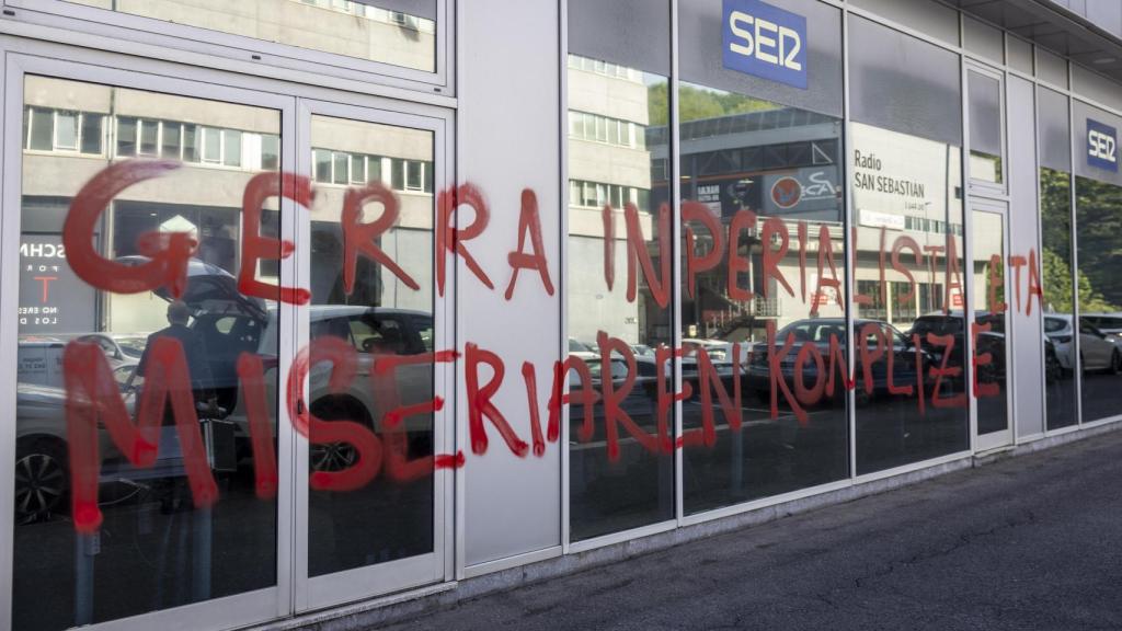 Gerra inperialista eta miseriaren konplize (Cómplice de la miseria y de la guerra imperialista) en la fachada de la Cadena Ser de San Sebastián