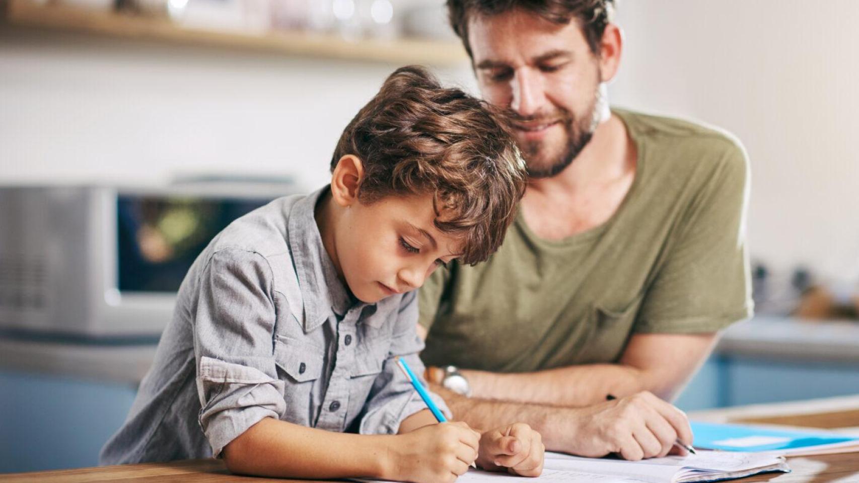 Un padre con su hijo.