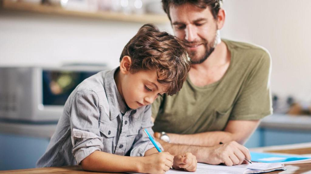 Un padre con su hijo.